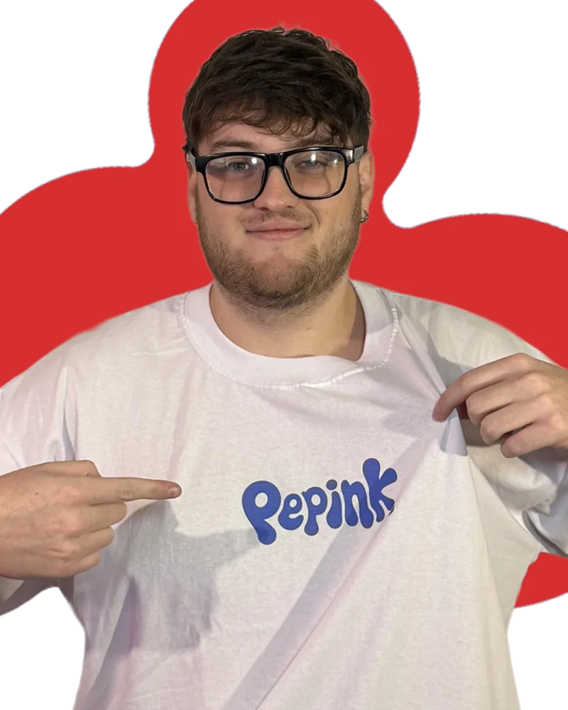 Peco señalando el logo de su remera blanca de Pepink, recortado sobre una mancha roja
