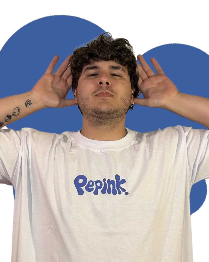 Peter con las manos abiertas junto a la cara y remera blanca de Pepink, recortado sobre una mancha azul